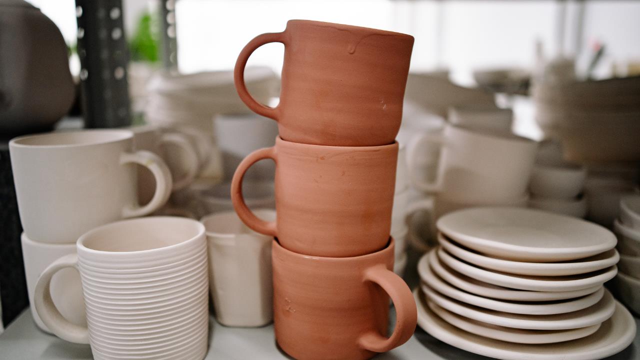 La técnica japonesa para ordenar tus tazas y ahorrar espacio en la cocina